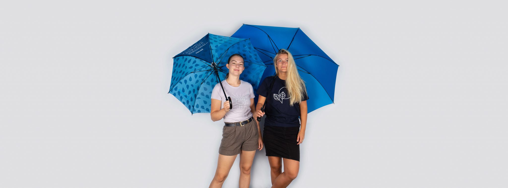 to kvinder med paraplyer