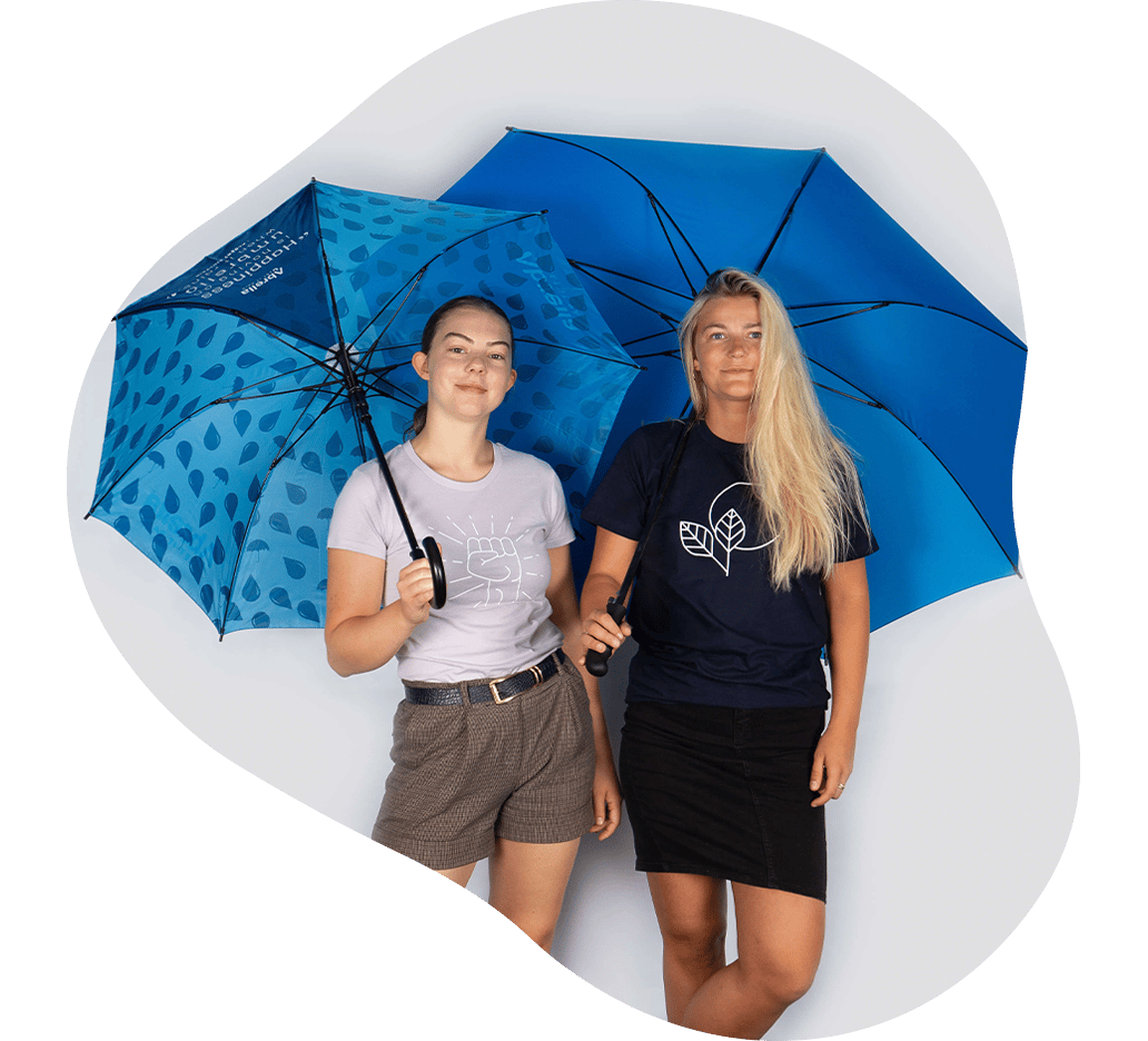 to kvinder med paraplyer med tryk